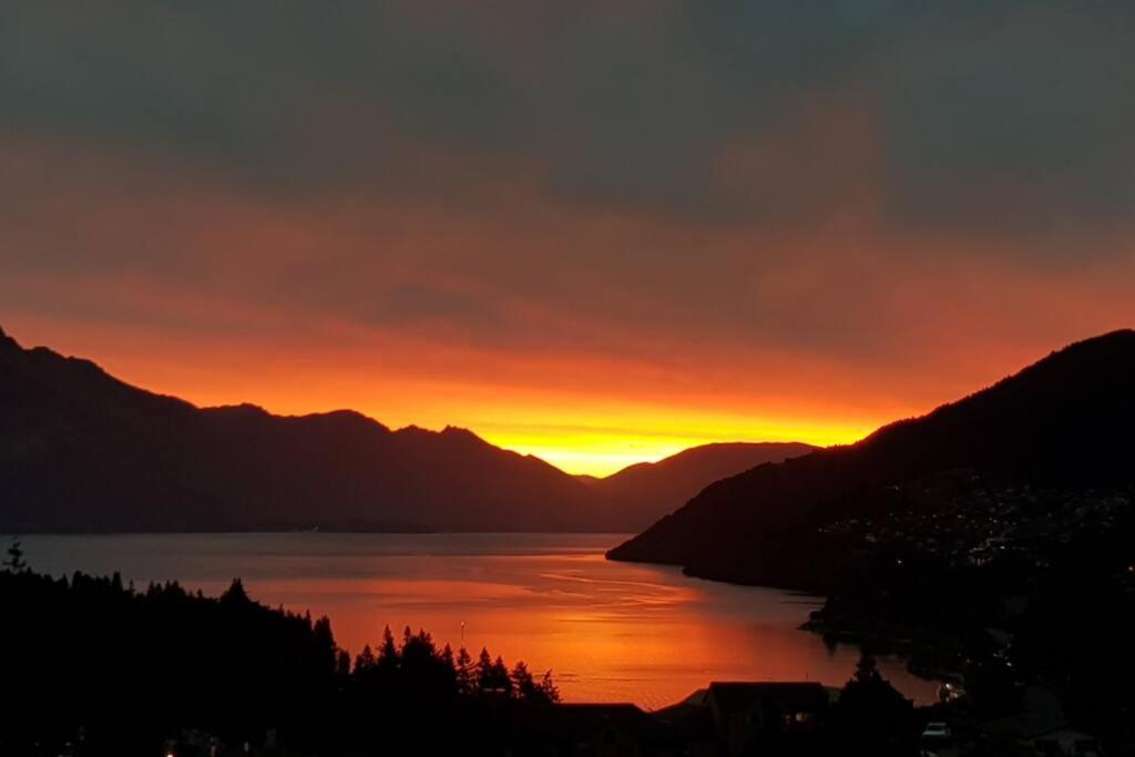 Stunning Home With Amazing Wakatipu Lake Views Queenstown Exterior photo