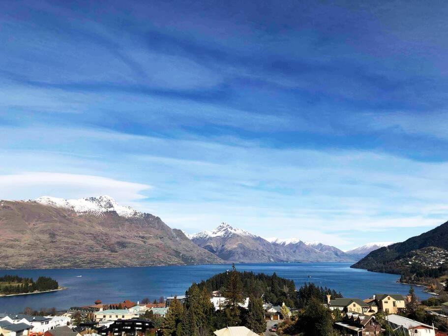 Stunning Home With Amazing Wakatipu Lake Views Queenstown Exterior photo